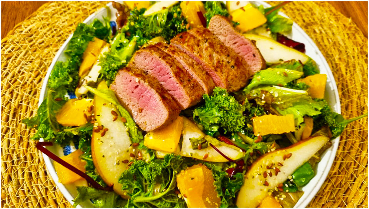 Lammrückenfilet auf winterlichem Salat mit Orangen, Birnen und Grünkohl